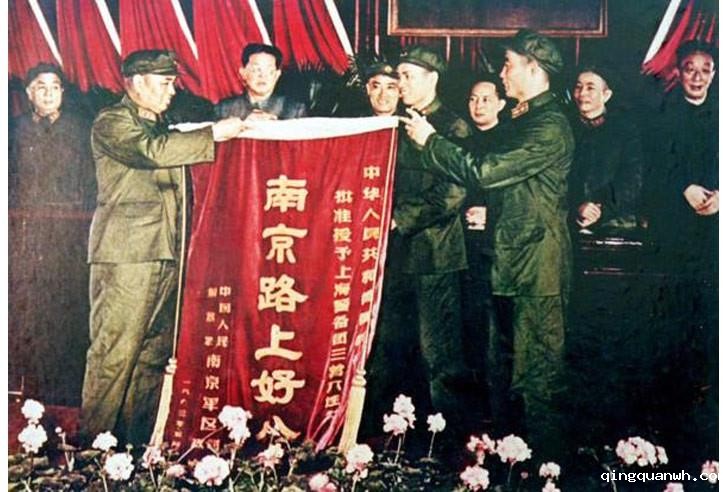 △1963年4月25日，许世友（前排左一）代表国防部和南京军区向“好八连”授旗，八连指导员王经文（前排右二）和连长王振华代表连队从许世友上将手中接锦旗。